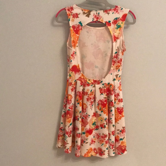 LuLu’s floral open back dress - Picture 2 of 2